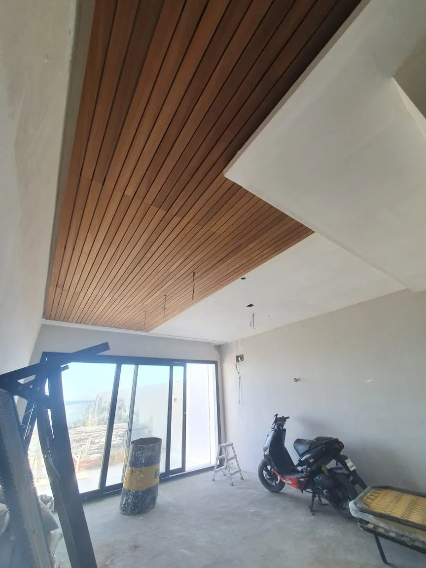 Séjour en chantier, plafond de teck