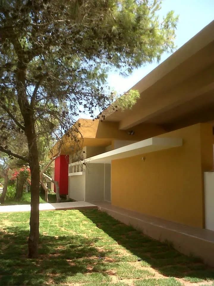 Façade ocre et auvent d’entrée