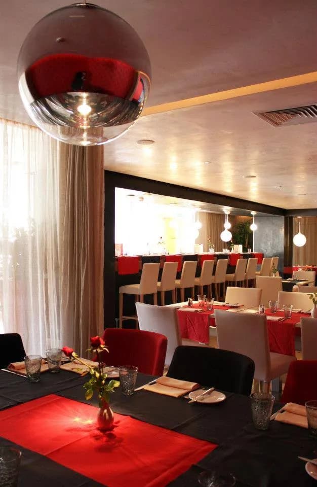 Salle et comptoir de bar