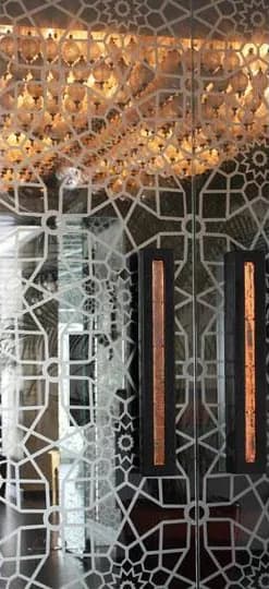 Cloison de verre gravée, plafond de cuivre