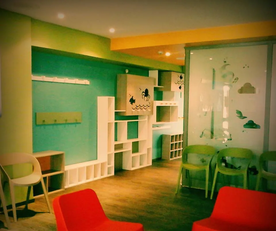 Salle d’activité et rangements cubiques