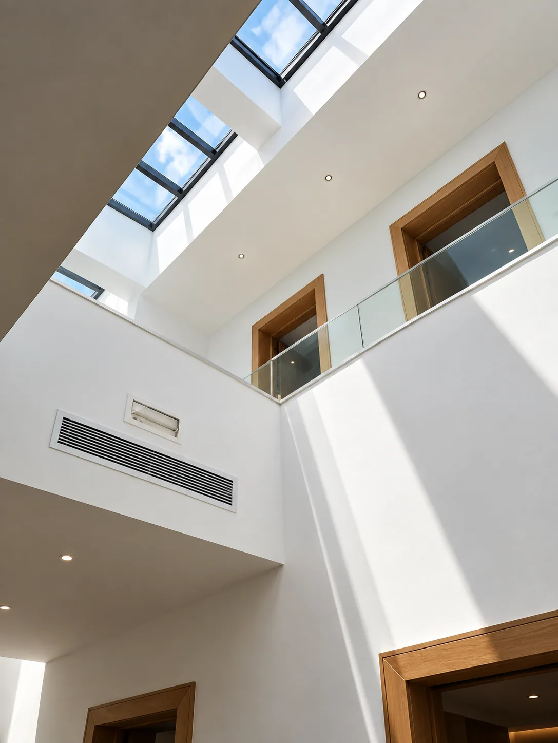 Hall double hauteur et lumière zénithale