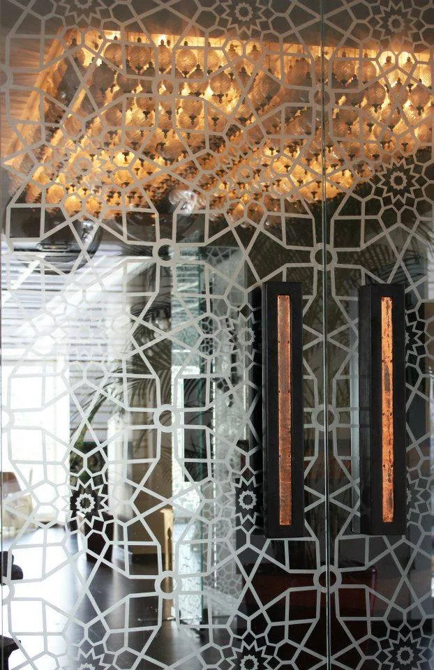 Portes vitrées sablées et plafond de laiton
