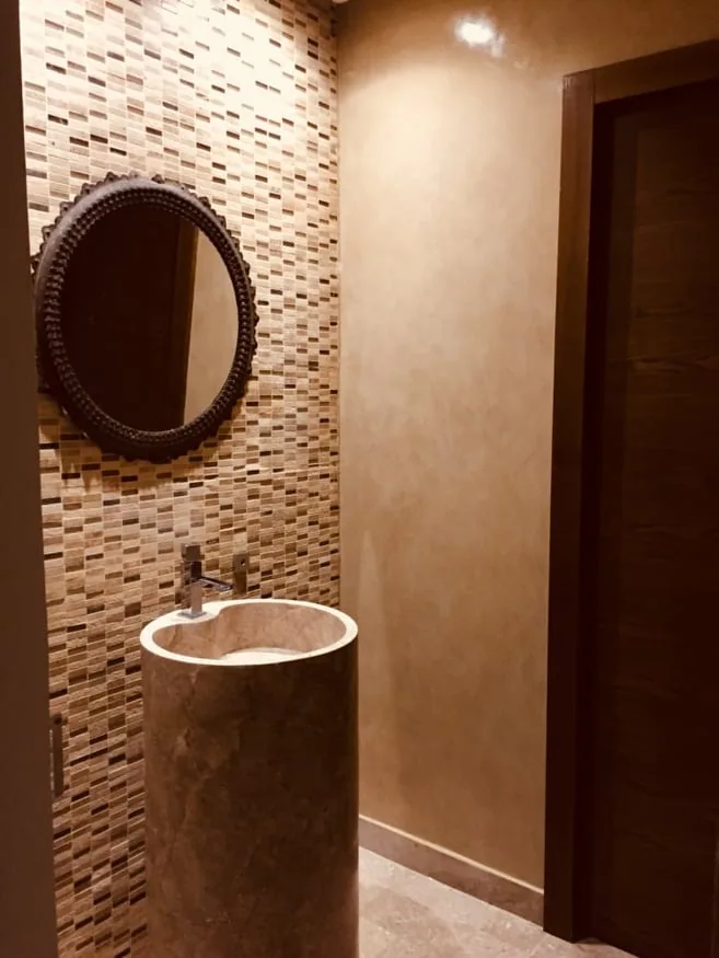 Vasque sur pied monolithe et miroir sculpté