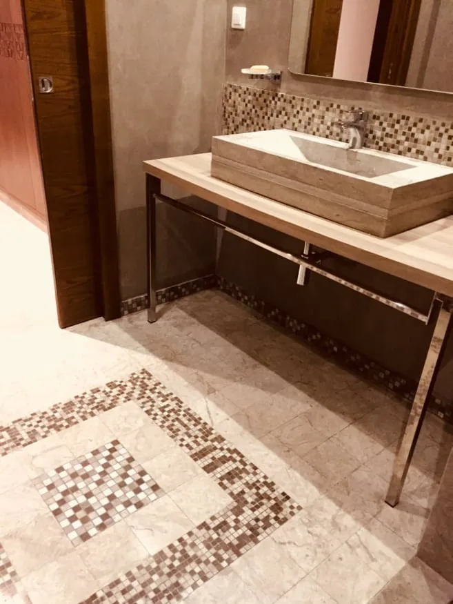 Vasque en pierre sur console chromée
