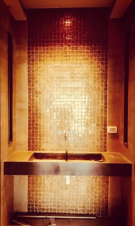 Mur de mosaïque dorée rétroéclairé