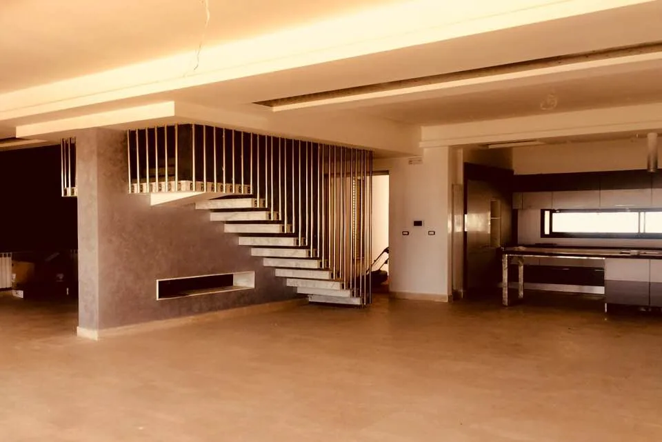 Séjour ouvert et escalier de marbre